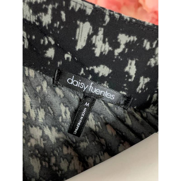 Daisy Fuentes Medium Black, White, and Gray Shirt - Picture 2 of 4